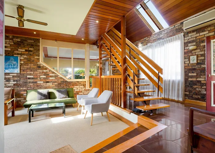 Spacious 3-Bed Mid Century Home Near Cbd