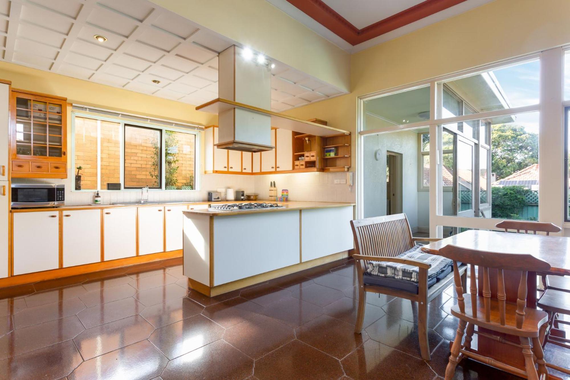 Spacious 3-bed Mid Century Near Cbd Holiday home Sydney