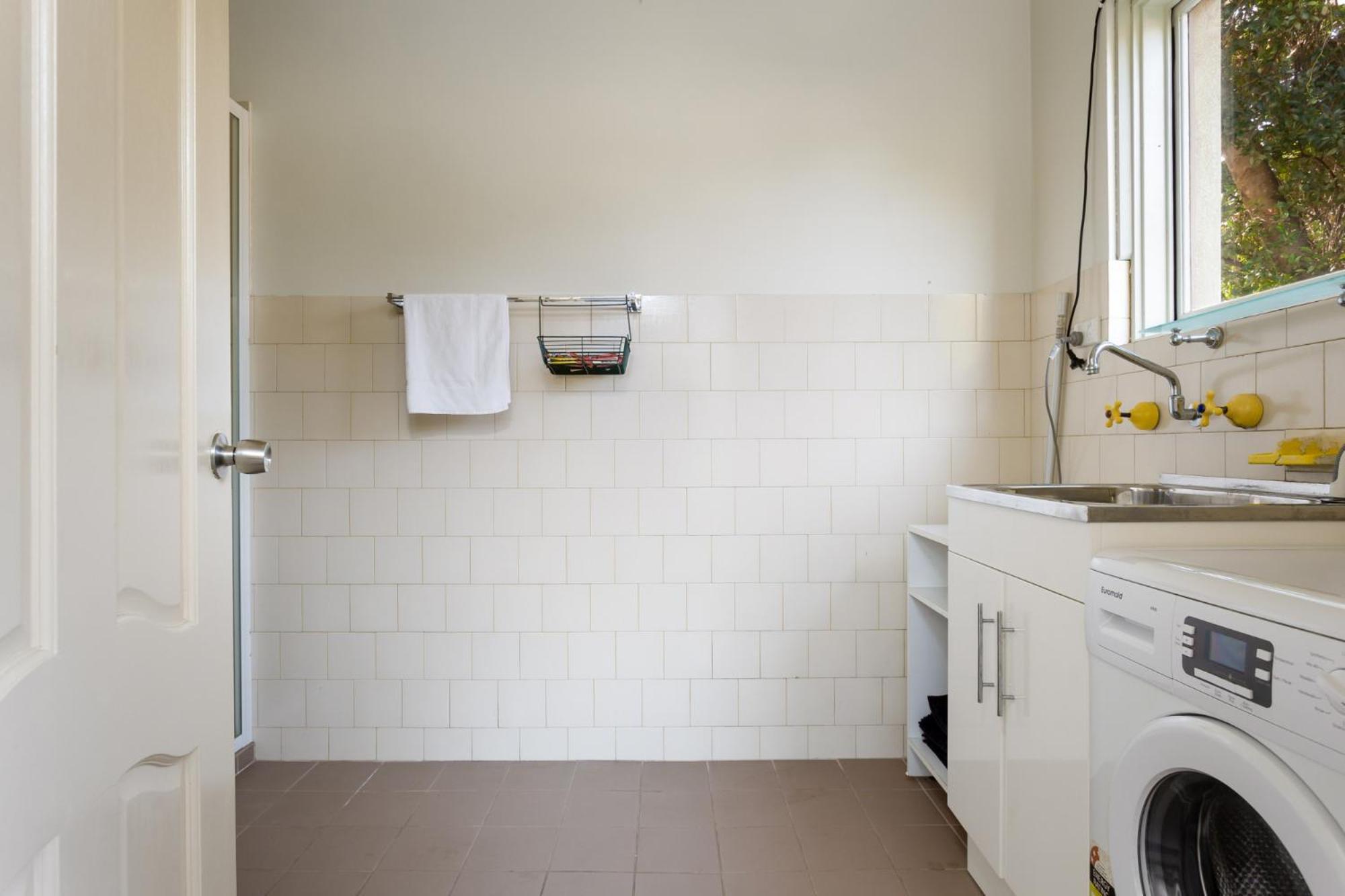 Spacious 3-bed Mid Century Near Cbd * Sydney